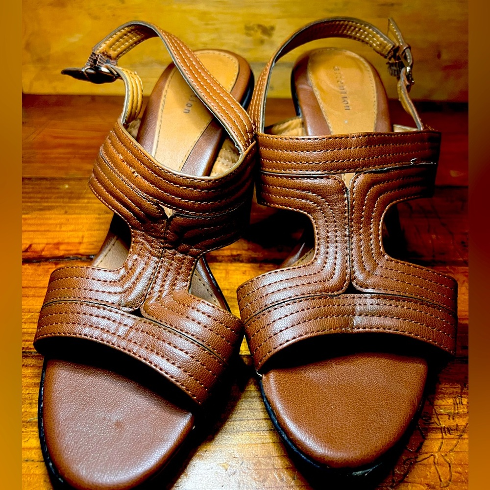 Attention sandals